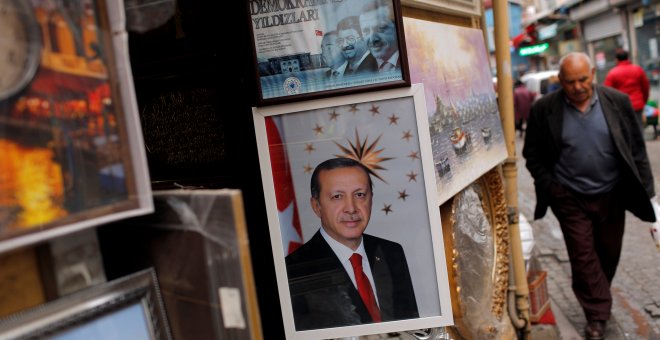 Un póster del ministro turco Tayyip Erdong en la puerta de una tienda en Estambul. REUTERS/Murad Sezer