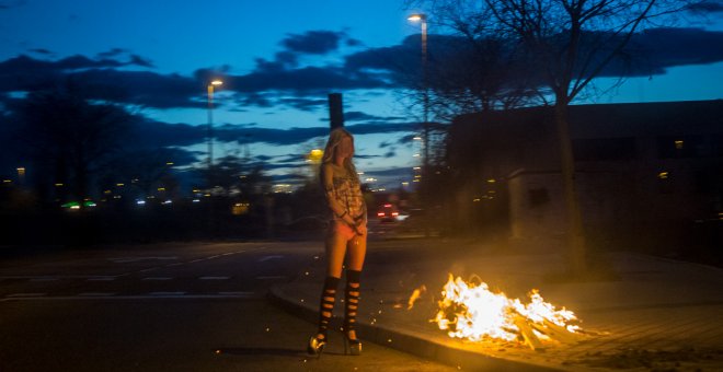Una mujer en prostitución en el polígono Marconi de Madrid. JAIRO VARGAS