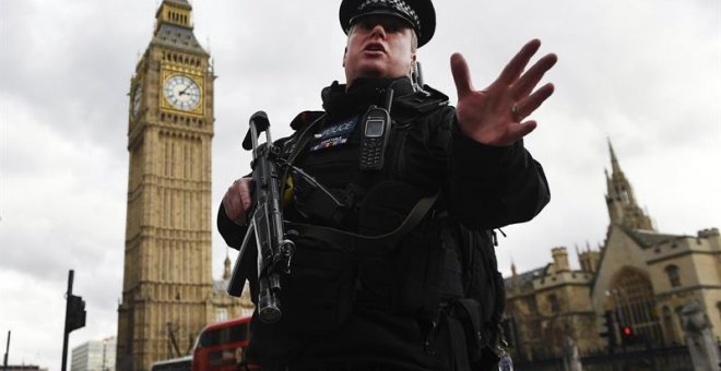 Un agente de policía británico permanece en guardia tras un tiroteo ante el Parlamento en Londres, Reino Unido. EFE/Andy Rain