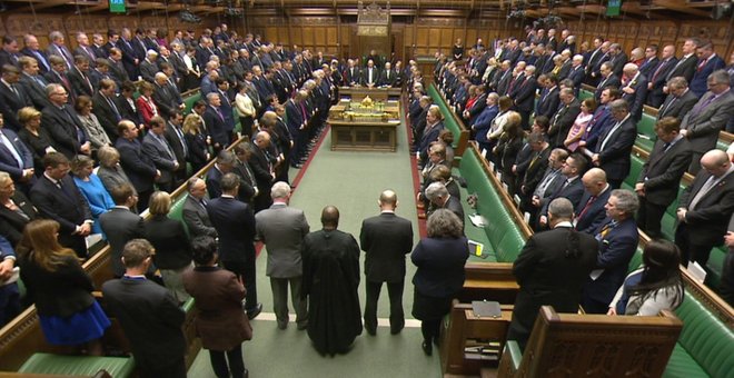 Los parlamentarios británicos guardan un minuto de silencio en homenaje a las víctimas del atentado. - REUTERS