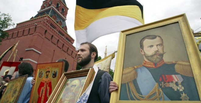 Concentración en Moscú con retratos del zar Nicolás II y la llamada "bandera de los Romanov". - AFP