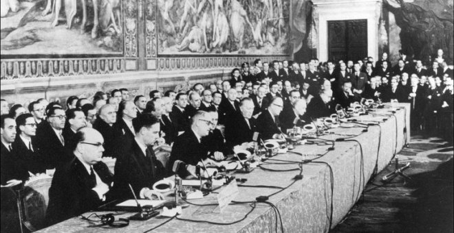 Imagen del 25 de marzo de 1957 de la firma del Tratado de Roma en el Palazzo dei Conservatori, en la capital italiana. AFP