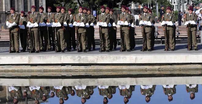 Soldados forman durante el izado de la bandera del desfile militar del 12 de octubre. EFE