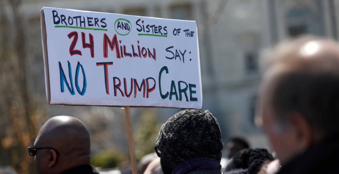 Manifestantes contra la anulación del sistema de salud puesto emprendido por el presidente Barak Obama, el Obamacare, frente al edificio del Capitolio, en Washington. REUTERS/Aaron P. Bernstein