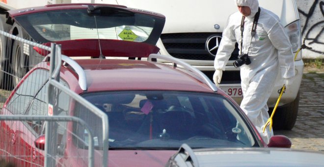 Un experto forense investiga el coche del detenido en Amberes. REUTERS/Marc De Roeck