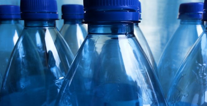 Una cadena de supermercados francesa dejará de vender agua en botellas de plástico.