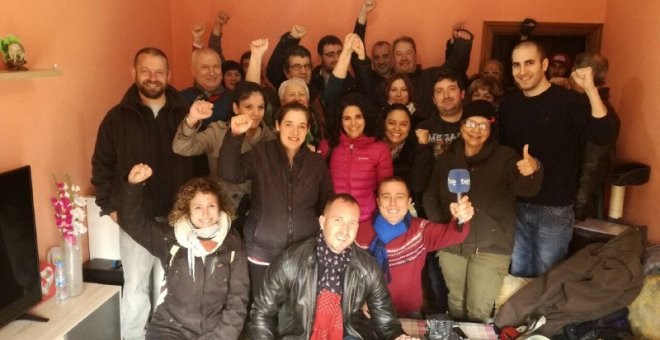 Miembros de la PAH de Leganés y de Leganemos con Tamara tras frenar el desahucio / TWITTER