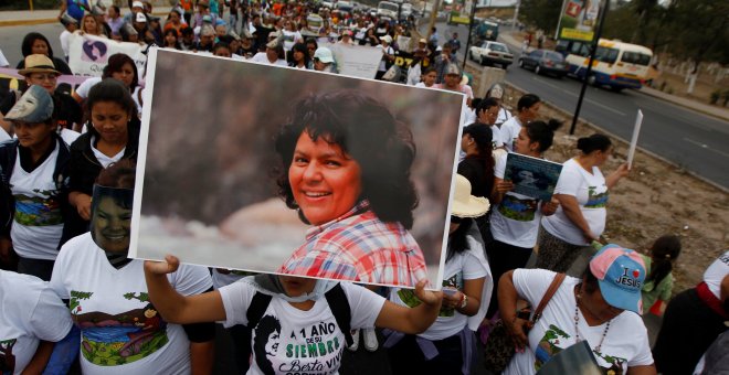 Una manifestante sostiene una foto de la activista por los derechos ambientales Berta Cáceres durante una marcha para conmemorar el primer aniversario de su asesinato, en Tegucigalpa, Honduras, el 1 de marzo de 2017. REUTERS / Jorge Cabrera