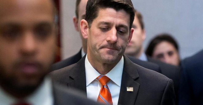 El presidente de la Cámara Paul Ryan (c) se dirige a una conferencia de la Cámara Republicana en el Capitolio en Washington. EFE/Michael Reynols