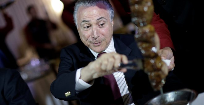 El presidente de Brasil Michel Temer comiendo carne con importantes empresarios