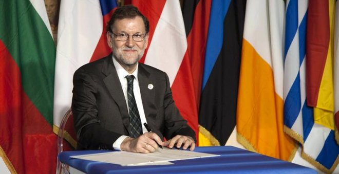 El presidente del Gobierno español, Mariano Rajoy, firma la "Declaración de Roma", que subraya la unidad e indivisibilidad de los Estados miembros. EFE/Antonello Nusca