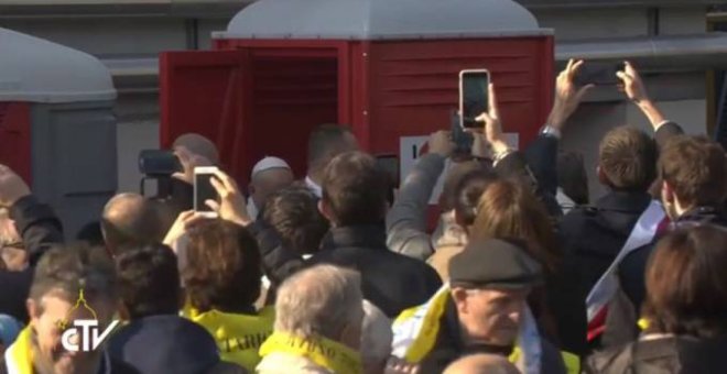 Captura de pantalla. El Papa utilizando un urinario portátil durante su visita a una localidad empobrecida de Milán