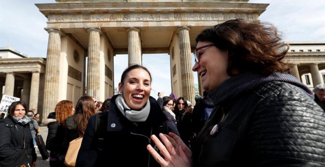 Irene Montero durante un acto frente a la Puerta de Brandemburgo. EFE/Felipe Trueba