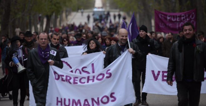 Centenares de personas han recorrido este sábado las calles de Madrid para reclamar "el derecho a tener derechos".- AHORA PODEMOS