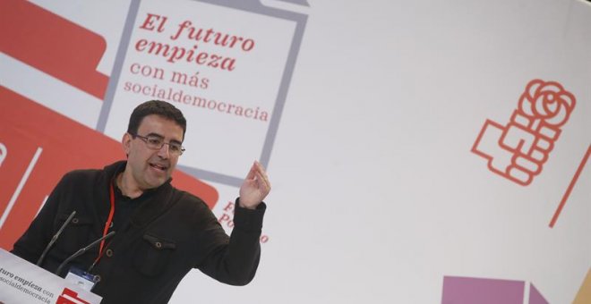 El portavoz de la gestora del PSOE, Mario Jiménez, interviene durante el acto de clausura del foro que culmina los trabajos para la elaboración de la ponencia política al 39 Congreso. EFE/Javier Lizón