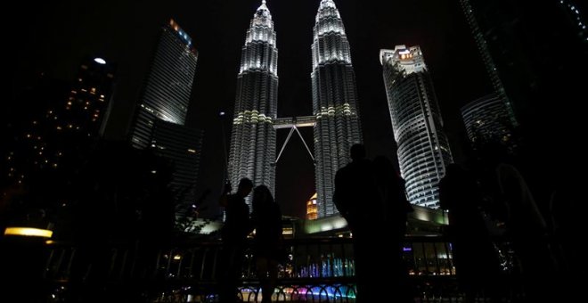 arias personas toman fotografías de las Torres Gemelas de Petronas momentos antes del apagón simbólico con motivo de la "Hora del Planeta" en Kuala Lumpur (Malasia) hoy, 25 de marzo de 2017. Los principales edificios y monumentos de Pamplona apagarán la l