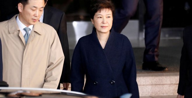 La expresidenta surcoreana Park Geun-hye deja la oficina de la Fiscalía hace unos días. REUTERS/Kim Hong-Ji