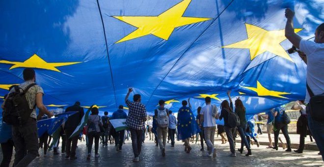 Miles de europeos partidarios de la Unión Europea (UE) se manifiestan junto al Coliseo. - EFE