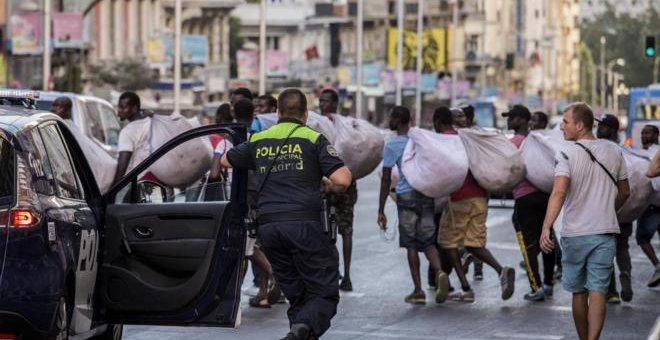 Un policía minucipal de Madrid persigue a varios vendedores ambulantes indocumentados.- EFE/ARCHIVO