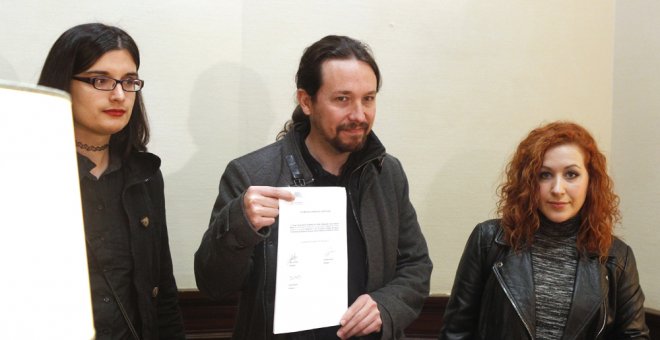 El secretario general de Podemos, Pablo Iglesias, con la tuitera Cassandra Vera (i), y la diputada por La Rioja de la formación morada, Sara Carreño, con la proposición no de ley en la que insta al Gobierno a eliminar el artículo del Código Penal que regu