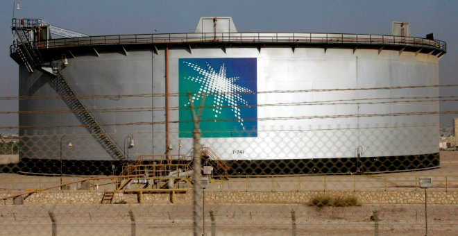 Un depósito de la petrolera estatal saudí. REUTERS/ Ali Jarekji