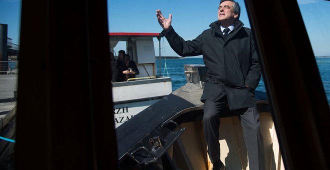 Fillon, en un barco en Le Croisic (Francia), este lunes. REUTERS/Jean-Sebastien Evrard