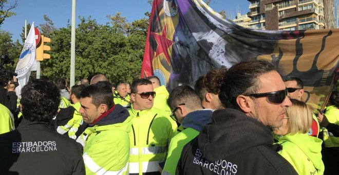 Estibadores del Puerto de Barcelona, concentrados ante el Palau de Congressos de Catalunya. E.P.