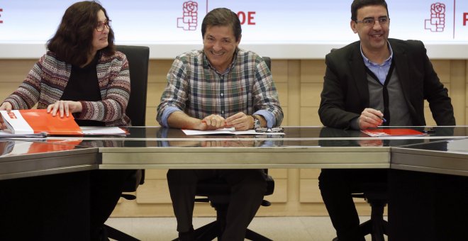 El presidente de la gestora del PSOE, Javier Fernández (c); el portavoz, Mario Jiménez, y la adjunta a Organización, Ascension Godoy, durante la reunion en la que se ha convocado el Comité Federal para el 1 de abril, que aprobará oficialmente el calendari
