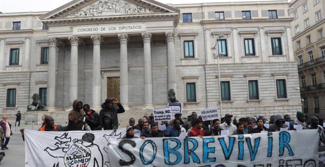 Acto por la despenalización de la venta ambulante convocado por la Asamblea de Sin Papeles de Madrid y el Sindicato Mantero y Latero de Madrid, este martes en la Plaza de las Cortes. EFE/Zipi