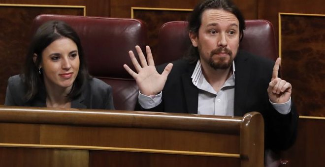 El líder de Podemos, Pablo Iglesias,se dirige al ministro del Interior, Juan Antonio Zoido, durante la sesión de control al Gobierno que se celebra hoy en el pleno del Congreso de los Diputados. EFE/Ballesteros
