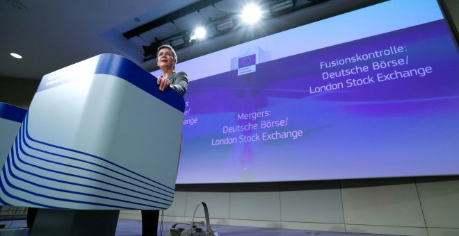 La comisaria europea de Competencia, Margrethe Vestager, en la rueda de prensa en la que explica el veto de la UE a la fusión de la Deutsche Boerse y la London Stock Exchange. REUTERS/Yves Herman