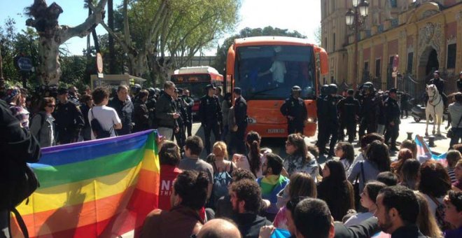 La Policía protege al autobús del odio, al que cientos de personas cortaron el paso en Sevilla. | D.C.