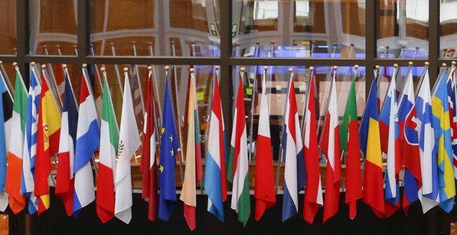Las banderas de la Unión Europea en una sala de la Comisión / REUTERS