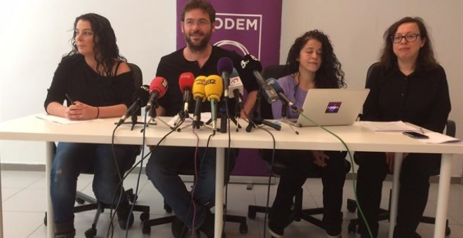 Albano Dante Fachín acompanyat d'altres dirigents de Podem en la roda de premsa. EUROPA PRESS