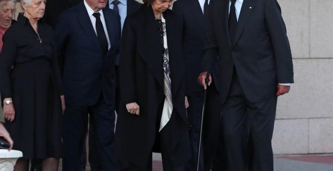 El rey Juan Carlos (d) y la reina Sofía (3d), junto a otros miembros de la familia Borbón, a su salida del Tanatorio de La Paz de Madrid, donde asistieron a una misa funeral de la infanta Alicia de Borbón-Parma.- EFE/J. J. Guillén