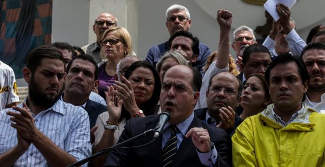 El presidente de la Asamblea Nacional de Venezuela (AN), el opositor Julio Borges (c), habla durante una rueda de prensa, desde el Palacio Legislativo. /EFE