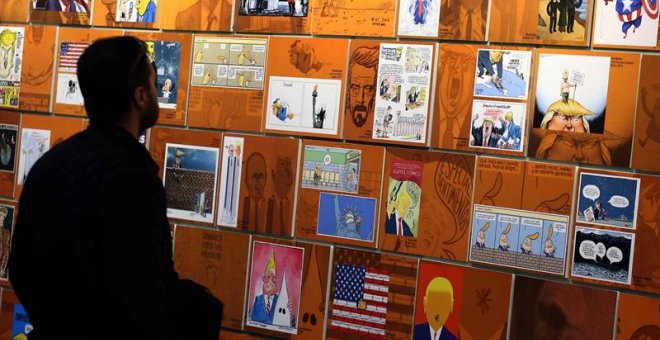 Un visitante observa varios "retratos" de Donald Trump en el Salón del Cómic de Barcelona, la principal cita española del sector, que ha inaugurado este jueves su 35 edición. EFE/Toni Albir