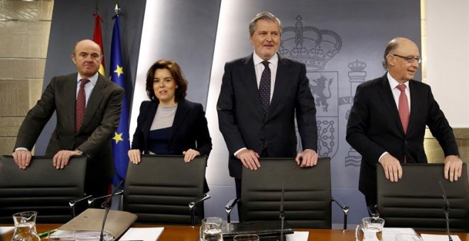 El ministro de Economía, Luís de Guindos, la vicepresidenta del Gobierno, Soraya Saénz de Santamaria, el ministro de Cultura y portavoz del Gobierno,Íñigo Méndez de Vigo, y el ministro de Hacienda, Cristóbal Montoro,i-d., en Moncloa. EFE/S. Barrenechea