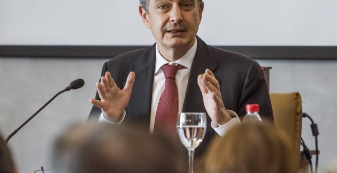 El expresidente del Gobierno José Luis Rodríguez Zapatero durante la clausura de unas jornadas organizadas en Sevilla. EFE/Raúl Caro