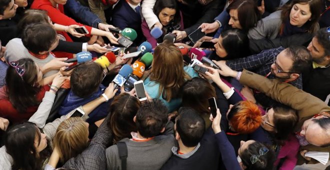 GRA052. MADRID, 01/04/2017.- La aspirante a liderar el PSOE Susana Díaz atiende a los medios a su llegada a la reunión que el Comité Federal del PSOE celebra hoy en la sede de Ferraz, en Madrid, para fijar la fecha de las primarias de mayo en las que se e