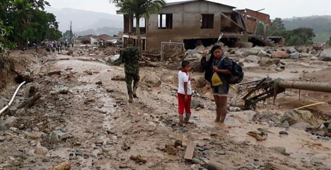 Imagen de una calle de Mocoa (Colombia) tras la avalancha ocurrida con el desordamiento de tres ríos. Imagen cedida por el ejército colombiano.