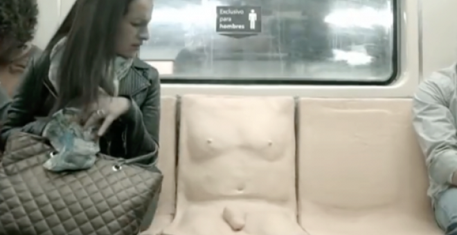 Captura de uno de los videos de ONU México sobre el asiento con pene destinado a denunciar la violencia sexual que sufren las mujeres en los trenes y autobuses.