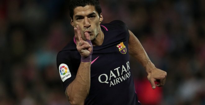 El delantero del Barcelona, Luis Suárez, celebra su gol ante el Granada.- REUTERS