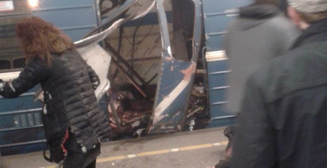 Imagen de un convoy destrozado en el metro de San Petersburgo.