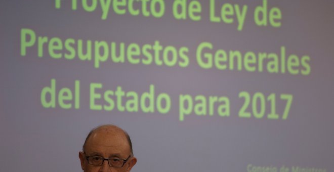 El ministro de Hacienda, Cristóbal Montoro, en la rueda de prensa tras el Consejo de Ministros en el que se aprobaron los Presupuestos Generales del Estado para 2017. REUTERS/Sergio Perez