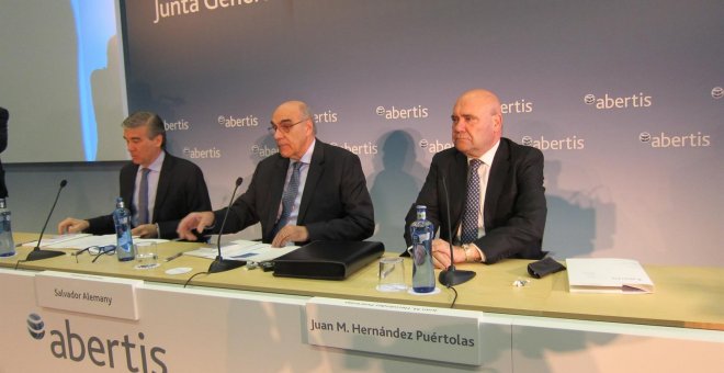 Francisco Reynés, Salvador Alemany, Juan Hernández Puértolas, en la junta de accionistas de Abertis. E.P.
