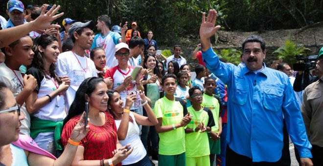 Fotografía cedida por el Palacio de Miraflores del presidente de Venezuela, Nicolás Maduro (d), durante el programa de televisión "Domingo con Maduro". /EFE
