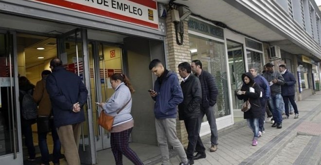 Personas esperando para entrar en una oficina de empleo de la Comunidad de Madrid.