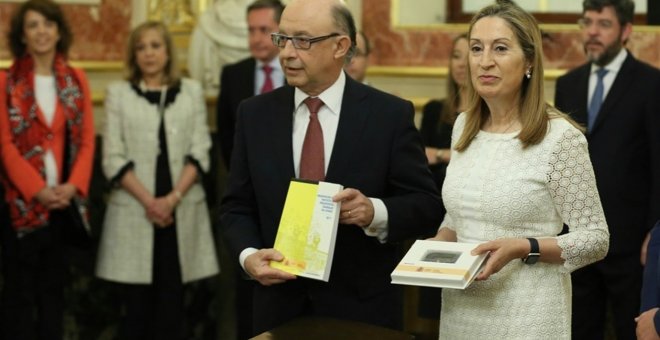 Imagen del ministro de Hacienda entregando los Presupuestos a la presidenta del Congreso / EUROPA PRESS