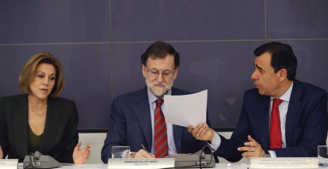 El presidente del Partido Popular, Mariano Rajoy (c), la secretaria general, María Dolores de Cospedal, y el coordinador general, Fernando Martínez-Maillo (d), durante la primera reunión del Comité Ejecutivo Nacional con los nuevos barones. EFE